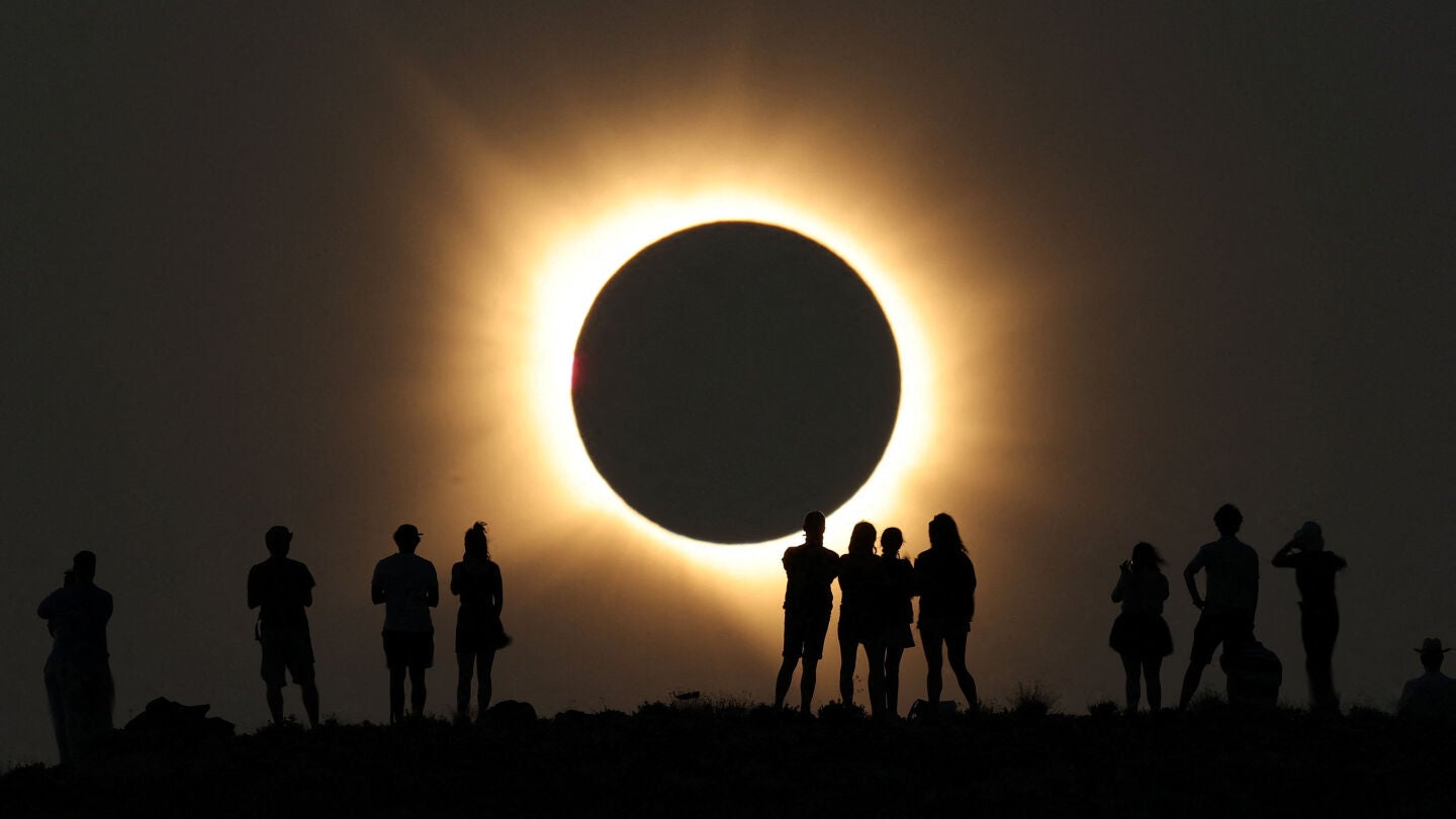 La Luna cubre completamente el Sol durante un eclipse solar total, visto desde el Observatorio Astrof&iacute;sico de Javalambre en Arcos de las Salinas, cerca de Teruel