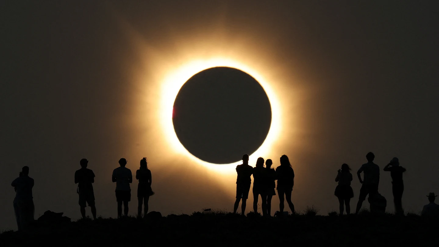 La Luna cubre completamente el Sol durante un eclipse solar total, visto desde el Observatorio Astrofísico de Javalambre en Arcos de las Salinas, cerca de Teruel La Luna cubre completamente el Sol durante un eclipse solar total, visto desde el Observatorio Astrofísico de Javalambre en Arcos de las Salinas, cerca de Teruel