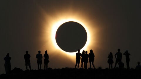 La Luna cubre completamente el Sol durante un eclipse solar total, visto desde el Observatorio Astrof&iacute;sico de Javalambre en Arcos de las Salinas, cerca de Teruel