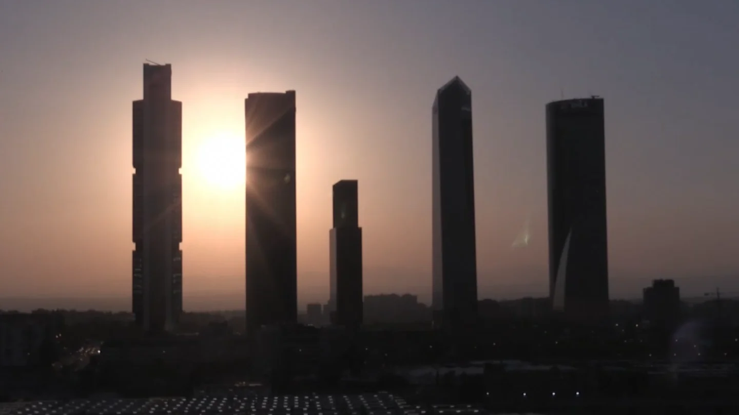 Las cámaras de la Agencia EFE captan desde su sede central en Madrid el eclipse solar de este miércoles tras las Cuatro Torres Las cámaras de la Agencia EFE captan desde su sede central en Madrid el eclipse solar de este miércoles tras las Cuatro Torres