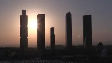 Las cámaras de la Agencia EFE captan desde su sede central en Madrid el eclipse solar de este miércoles tras las Cuatro Torres Las cámaras de la Agencia EFE captan desde su sede central en Madrid el eclipse solar de este miércoles tras las Cuatro Torres