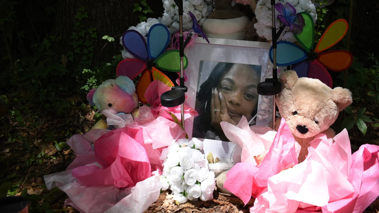 Memorial improvisado en honor a Tasia Fortune. Memorial improvisado en honor a Tasia Fortune.