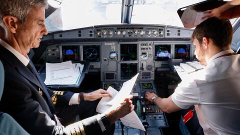 Pilotos preparan el vuelo para ver el eclipse solar total desde el avión