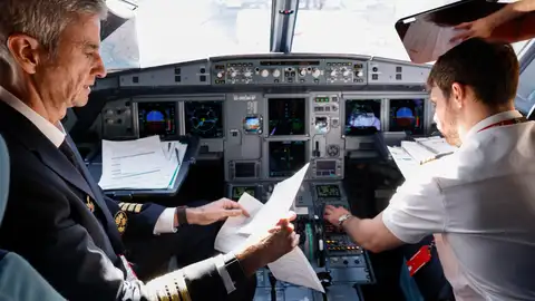 Pilotos preparan el vuelo para ver el eclipse solar total desde el avión Pilotos preparan el vuelo para ver el eclipse solar total desde el avión