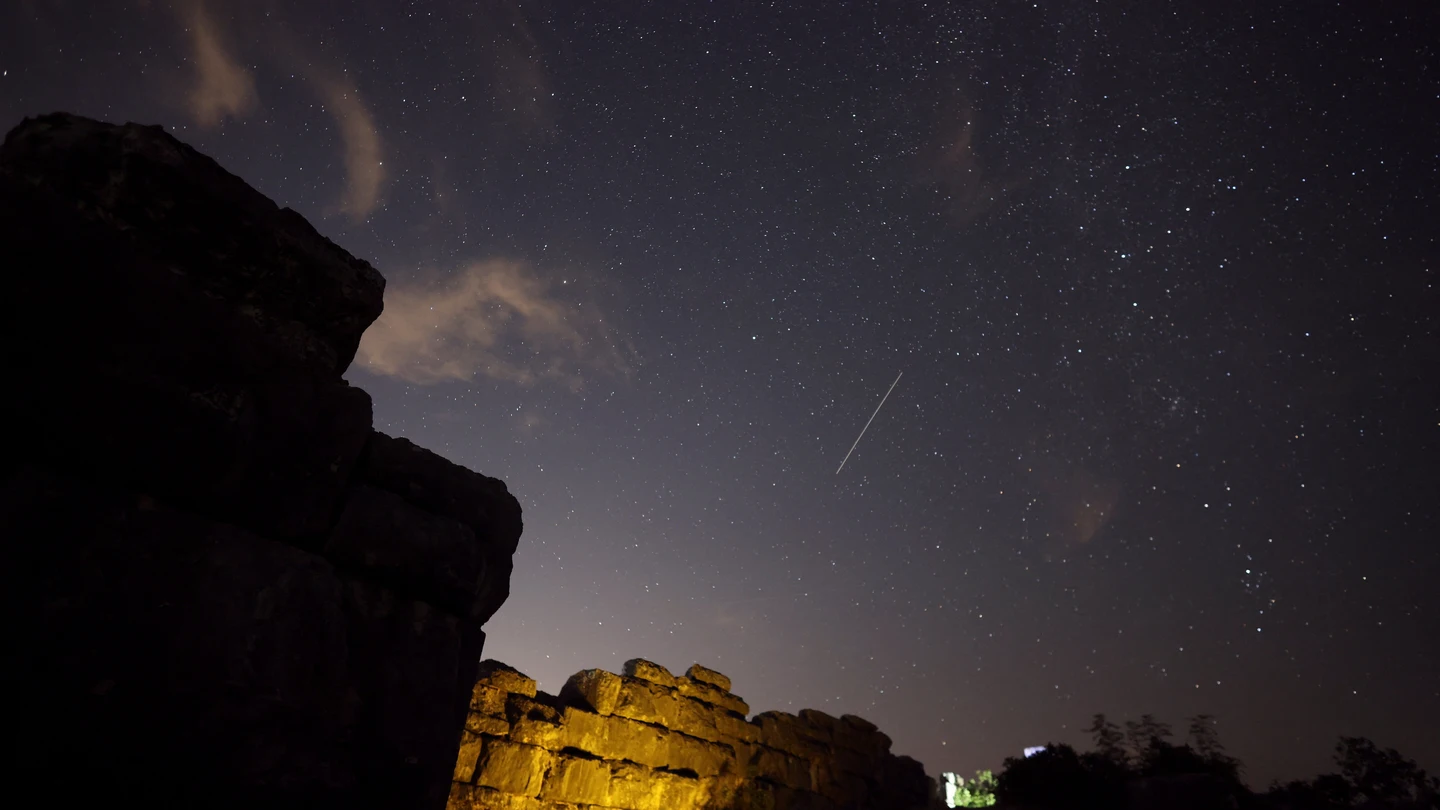 La lluvia de meteoros de las Perseidas, vista la noche del eclipse solar del 12 de agosto de 2026 en Stolac (Bosnia y Herzegovina) La lluvia de meteoros de las Perseidas, vista la noche del eclipse solar del 12 de agosto de 2026 en Stolac (Bosnia y Herzegovina)
