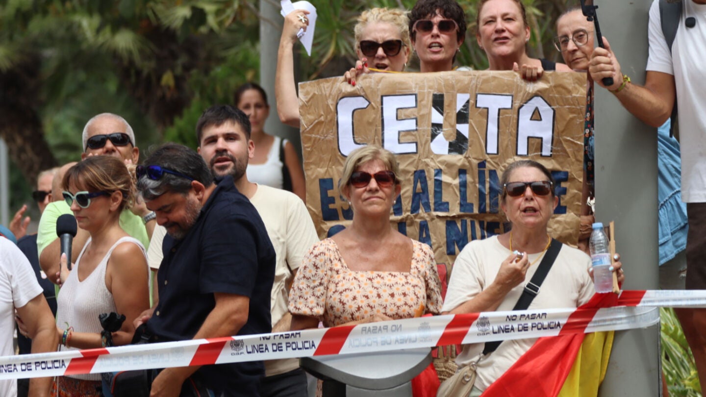 Vecinos de Ceuta esperan la llegada del ministro del Interior, Fernando Grande-Marlaska, a la Delegaci&oacute;n del Gobierno de Ceuta