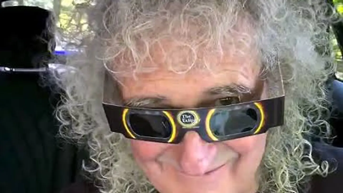 Brian May se desplazó hasta Javalambre (Teruel) para contemplar el eclipse solar. Brian May se desplazó hasta Javalambre (Teruel) para contemplar el eclipse solar.