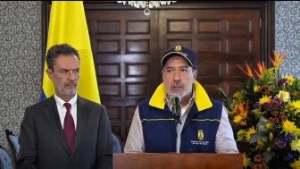 El director de la UNGRD, David Tamayo, junto al canciller colombiano, Omar Bula