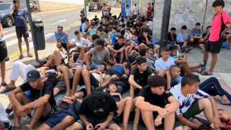 Multitud de menores migrantes esperan para su filiaci&oacute;n frente a la Jefatura Superior de la Polic&iacute;a Nacional en Ceuta