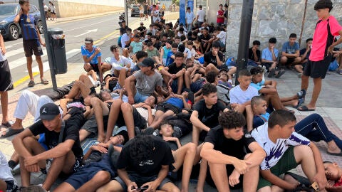 Multitud de menores migrantes esperan para su filiaci&oacute;n frente a la Jefatura Superior de la Polic&iacute;a Nacional en Ceuta