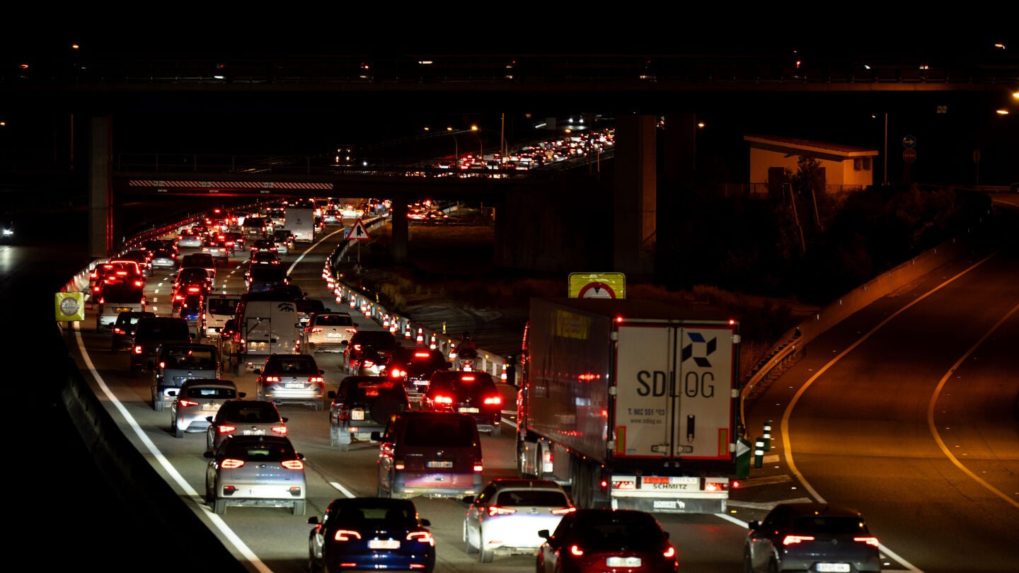 Retenciones en la autopista AP-7 después del eclipse solar del 12 de agosto de 2026 en Taragona. 