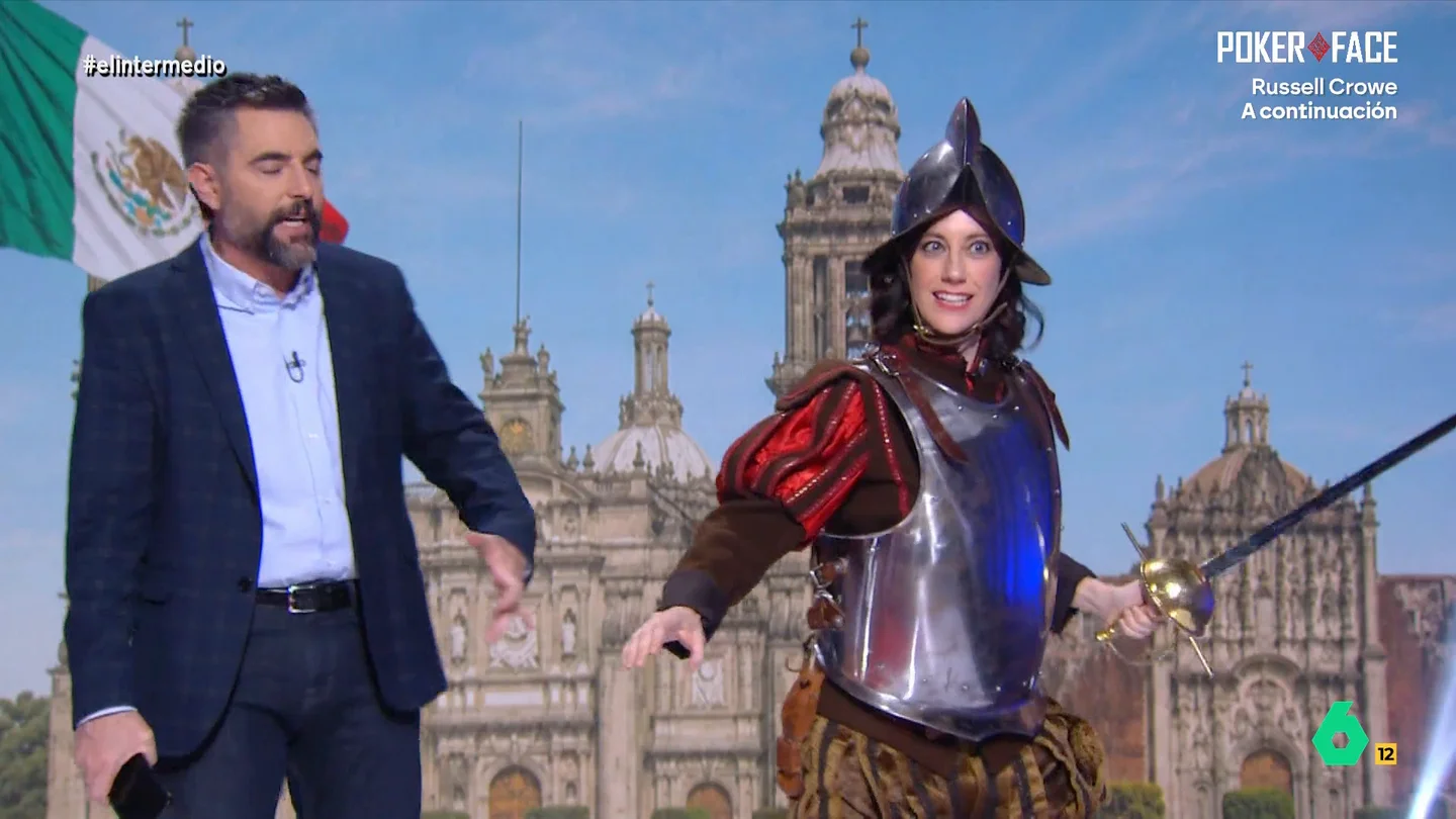 'Isabel Díaz Ayuso' visita México vestida como Hernán Cortés para "evangelizarles": "Del socialismo se sale" El Intermedio accedía, en 'exclusiva', gracias a la imitación de Cristina Gallego, a cómo preparaba la 'presidenta madrileña' su próximo acto institucional en México.