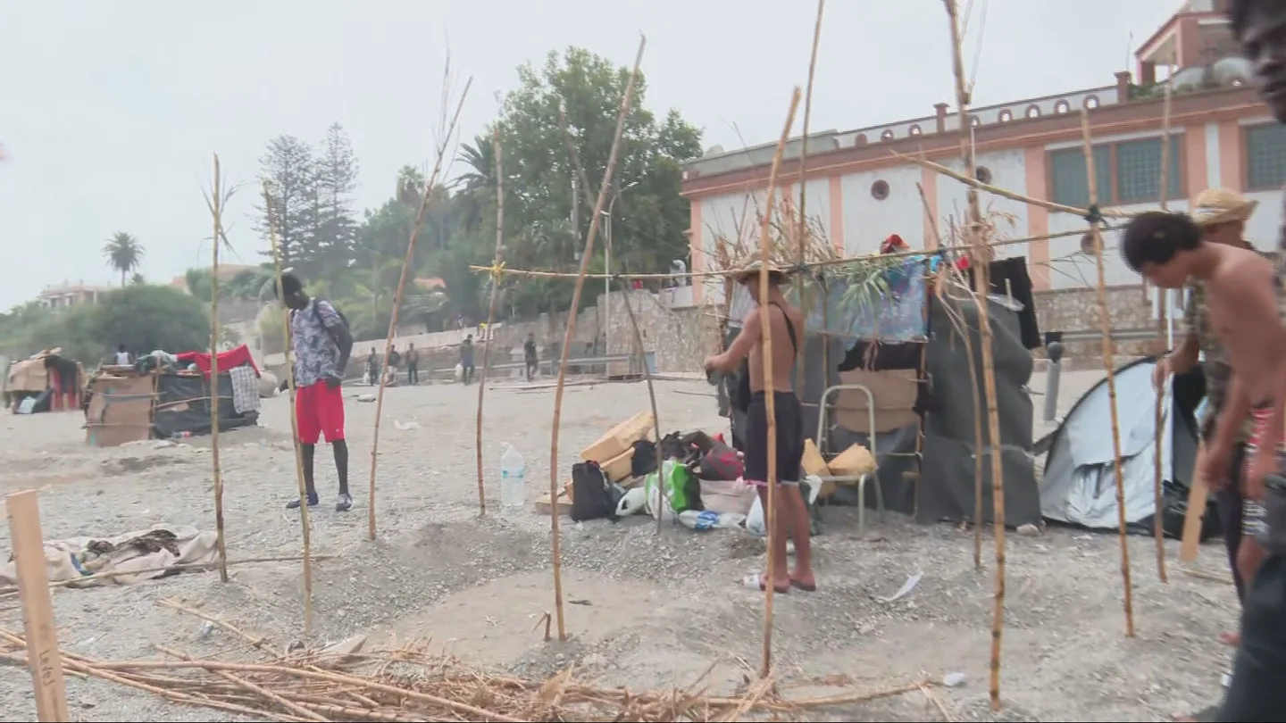 Cabañas hechas con ramas y más de 3.500 migrantes: laSexta entra en el campamento improvisado de la playa del Trampolín Cabañas hechas con ramas y más de 3.500 migrantes: laSexta entra en el campamento improvisado de la playa del Trampolín
