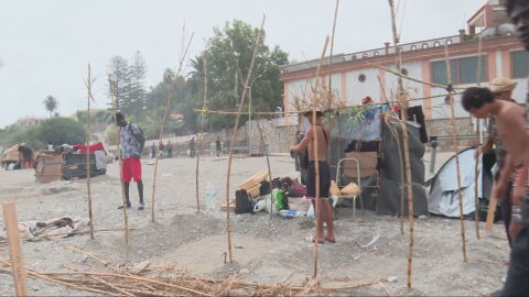 Caba&ntilde;as hechas con ramas y m&aacute;s de 3.500 migrantes: laSexta entra en el campamento improvisado de la playa del Trampol&iacute;n