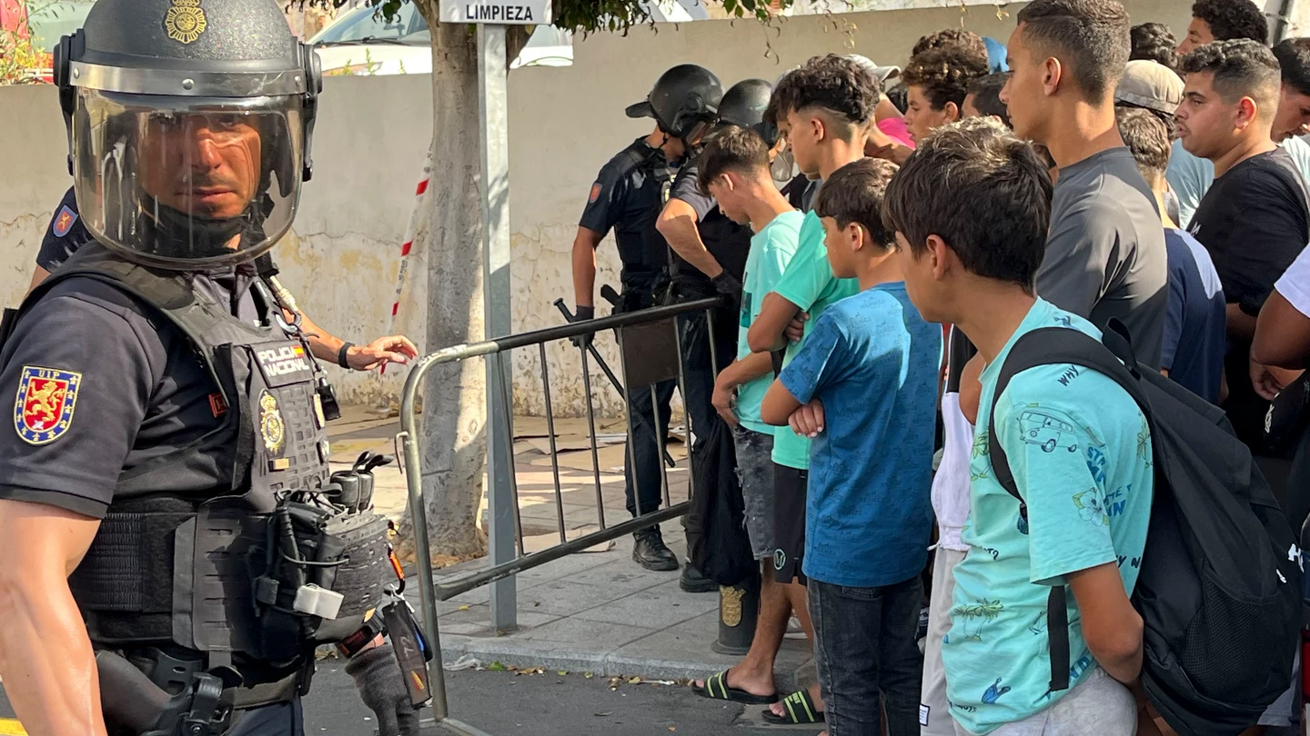 Multitud de menores migrantes esperan para su filiación frente a la Jefatura Superior de la Policía Nacional en Ceuta Multitud de menores migrantes esperan para su filiación frente a la Jefatura Superior de la Policía Nacional en Ceuta