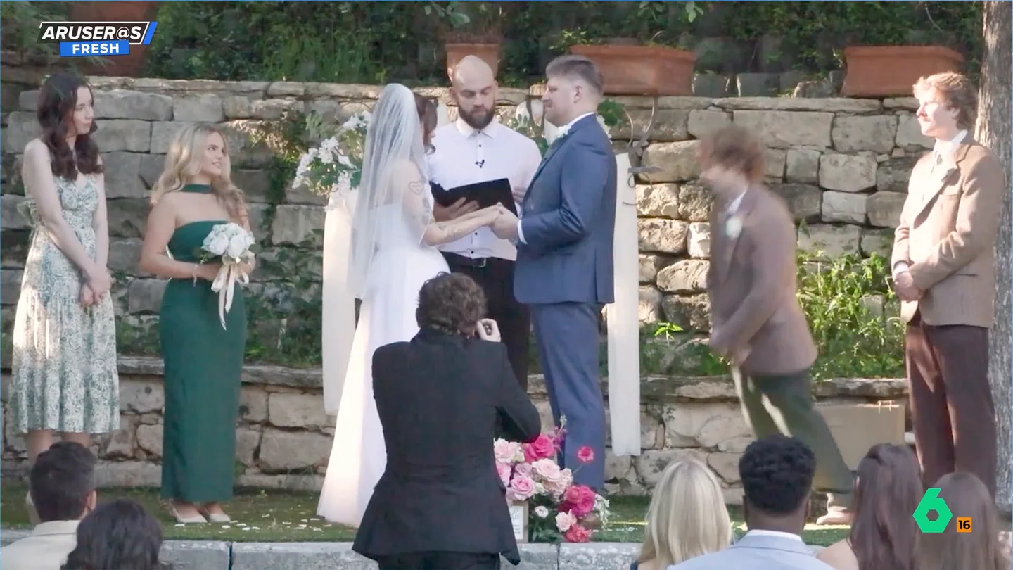 El tenso momento en una boda cuando el padrino se desmaya en pleno 'sí, quiero' El tenso momento en una boda cuando el padrino se desmaya en pleno 'sí, quiero'