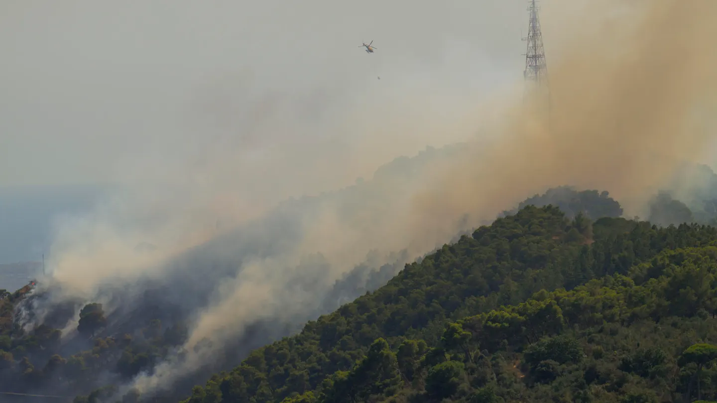 Un incendio quema el parque natural de Collserola. Un incendio quema el parque natural de Collserola.