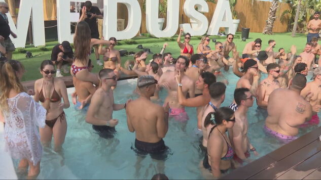 Los asistentes disfrutan de una piscina en el Medusa Festival
