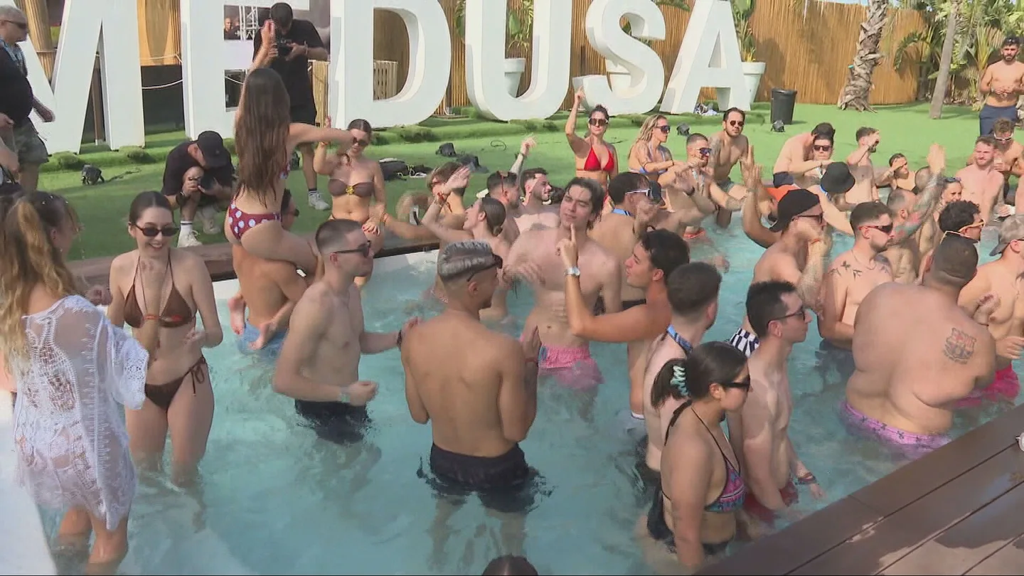 Los asistentes disfrutan de una piscina en el Medusa Festival Los asistentes disfrutan de una piscina en el Medusa Festival