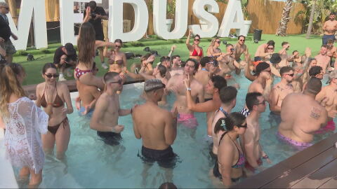 Los asistentes disfrutan de una piscina en el Medusa Festival