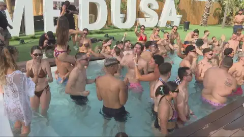 Los asistentes disfrutan de una piscina en el Medusa Festival Los asistentes disfrutan de una piscina en el Medusa Festival