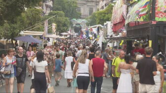 De la cuca&ntilde;a a la carrera de camareros: Espa&ntilde;a se entrega a sus fiestas con tradici&oacute;n, color y muchas ganas