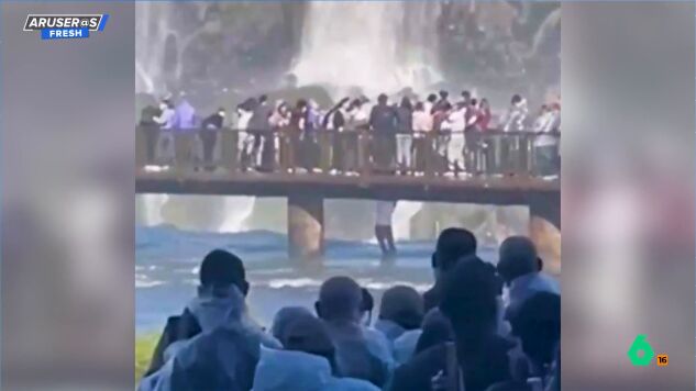 El viral del hombre que se juega la vida por recuperar su m&oacute;vil al borde del puente en las cataratas de Iguaz&uacute;