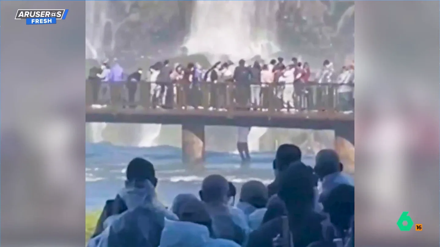 El viral del hombre que se juega la vida por recuperar su móvil al borde del puente en las cataratas de Iguazú El viral del hombre que se juega la vida por recuperar su móvil al borde del puente en las cataratas de Iguazú