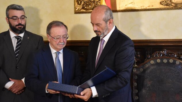 El presidente del Senado, Pedro Roll&aacute;n, es recibido por el presidente de Ceuta, Juan Jes&uacute;s Vivas, en el Palacio de la Asamblea, en Ceuta.