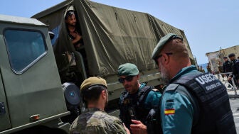 Guardias civiles y militares en Ceuta