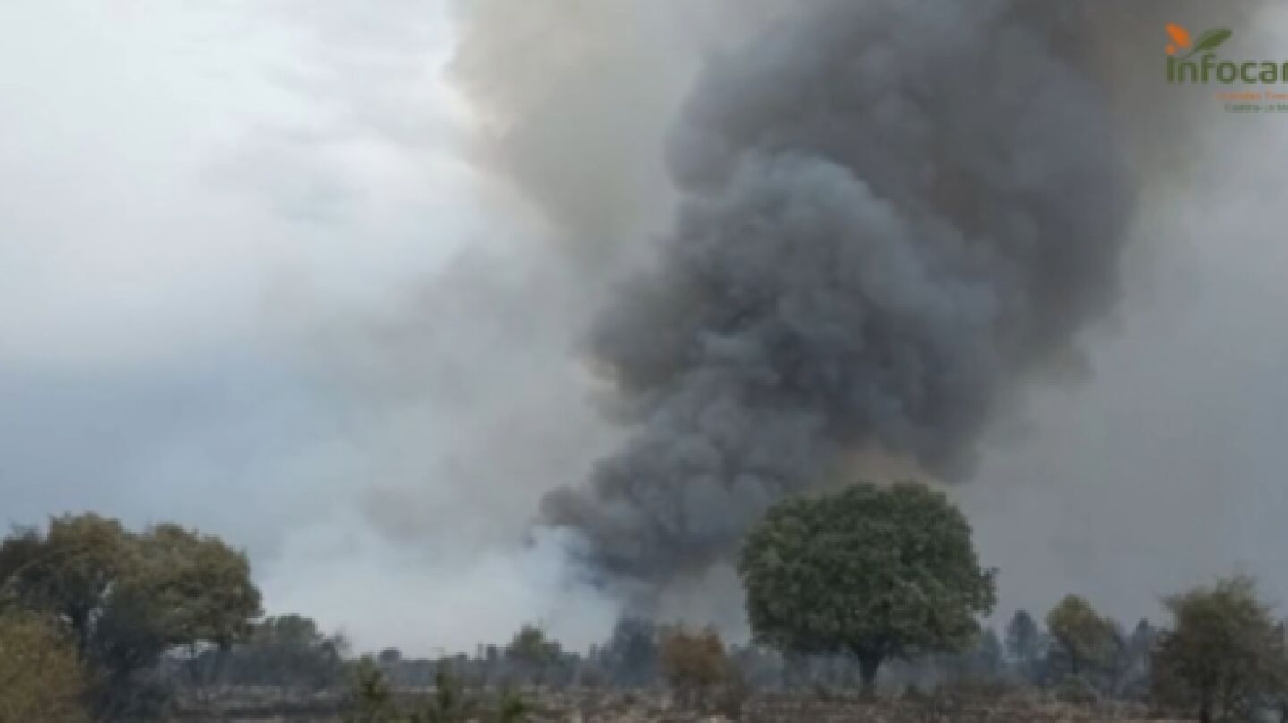 El incendio de El Recuenco provoca una gran columna de humo