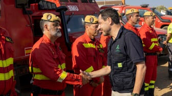 Juanma Moreno apunta al "principio del fin" en el incendio de Niebla (Huelva) y anuncia la vuelta a casa de 114 personas