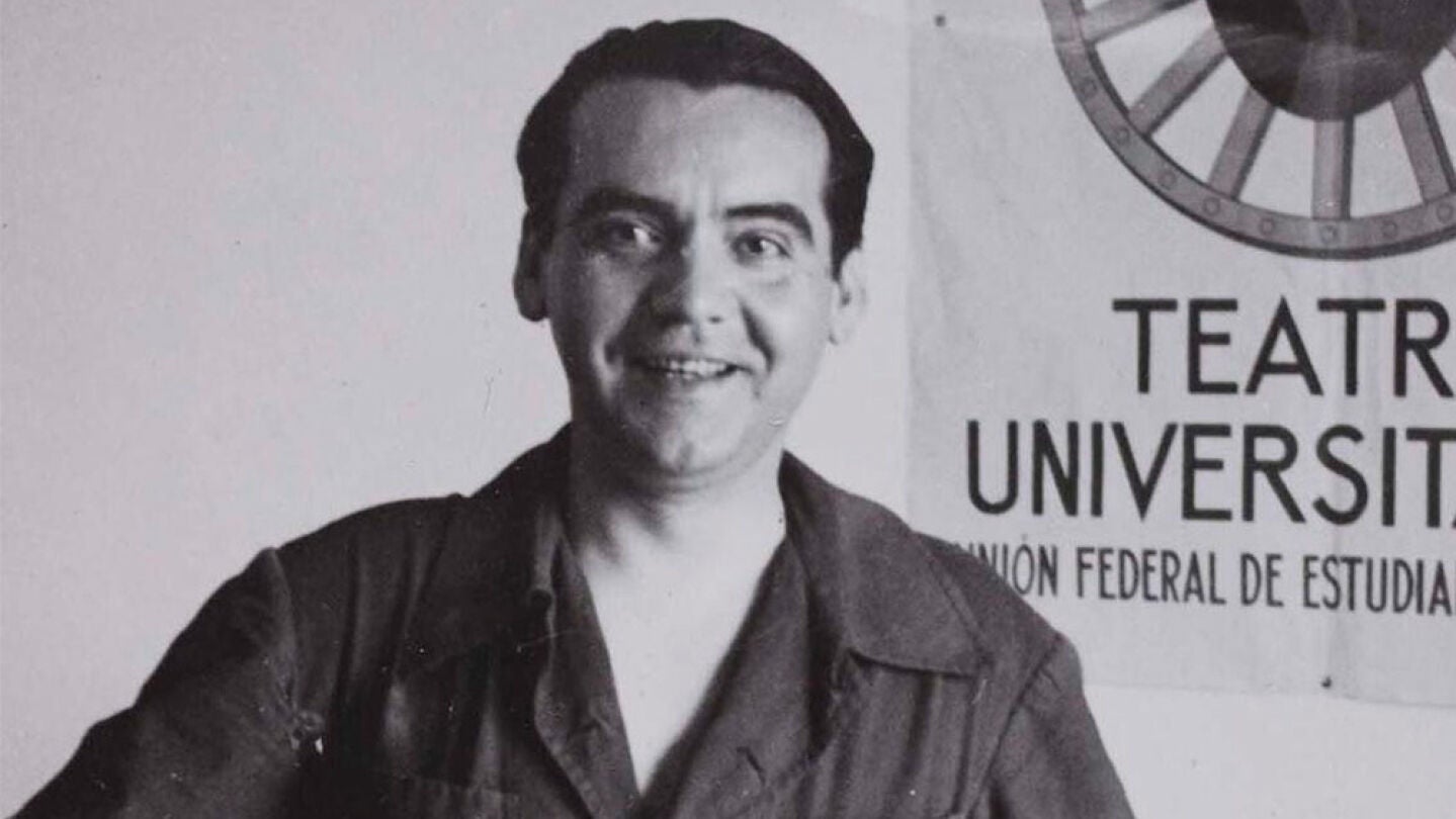Federico Garc&iacute;a Lorca en una imagen de 1932 tomada en la Huerta de San Vicente.