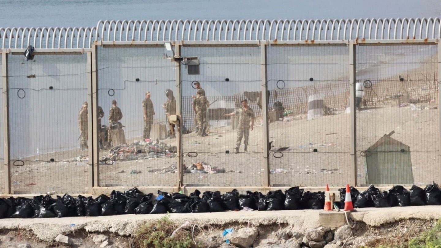Imagen de archivo de fuerzas auxiliares marroqu&iacute;es vigilando la zona de la valla que separa Ceuta de Marruecos. 