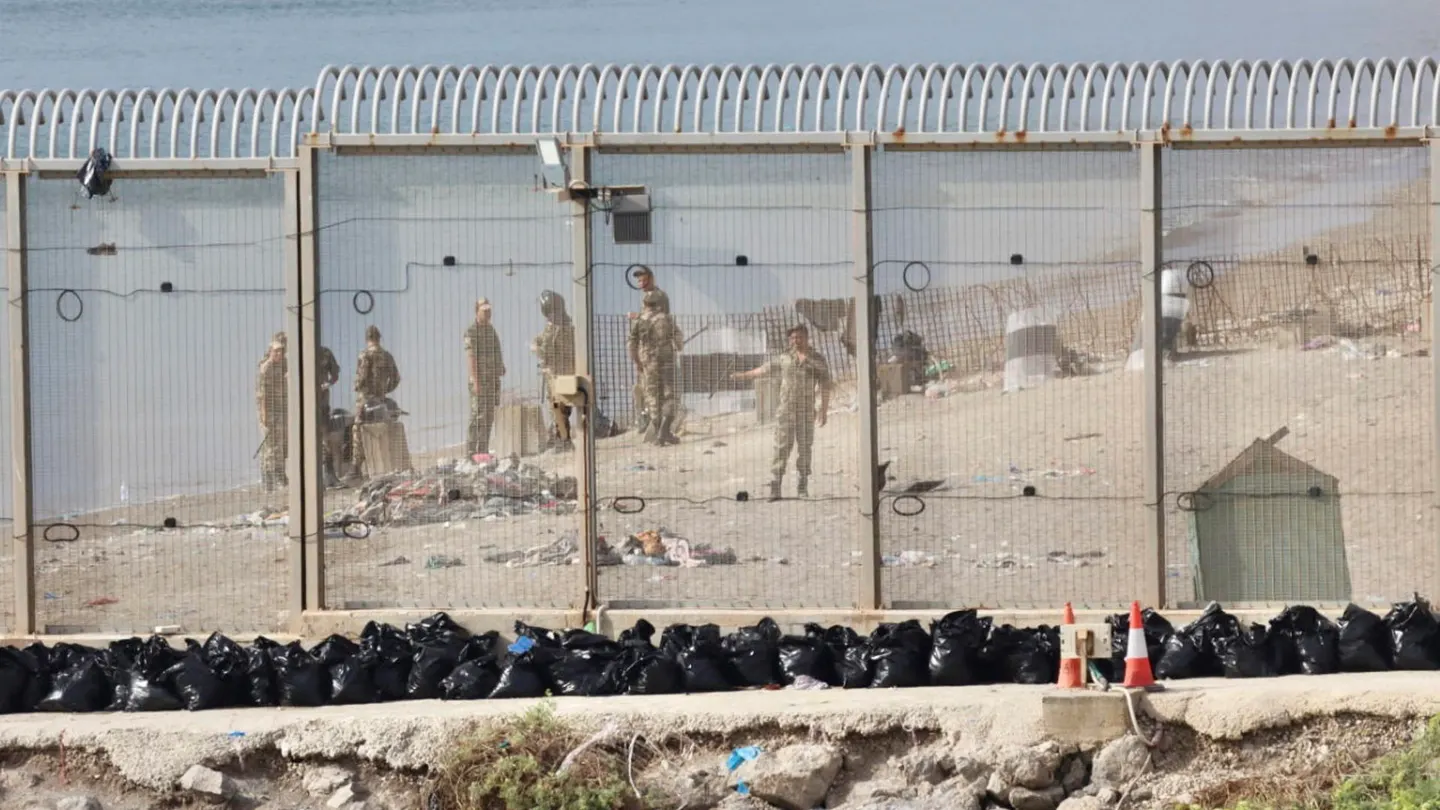 Imagen de archivo de fuerzas auxiliares marroquíes vigilando la zona de la valla que separa Ceuta de Marruecos. Imagen de archivo de fuerzas auxiliares marroquíes vigilando la zona de la valla que separa Ceuta de Marruecos.