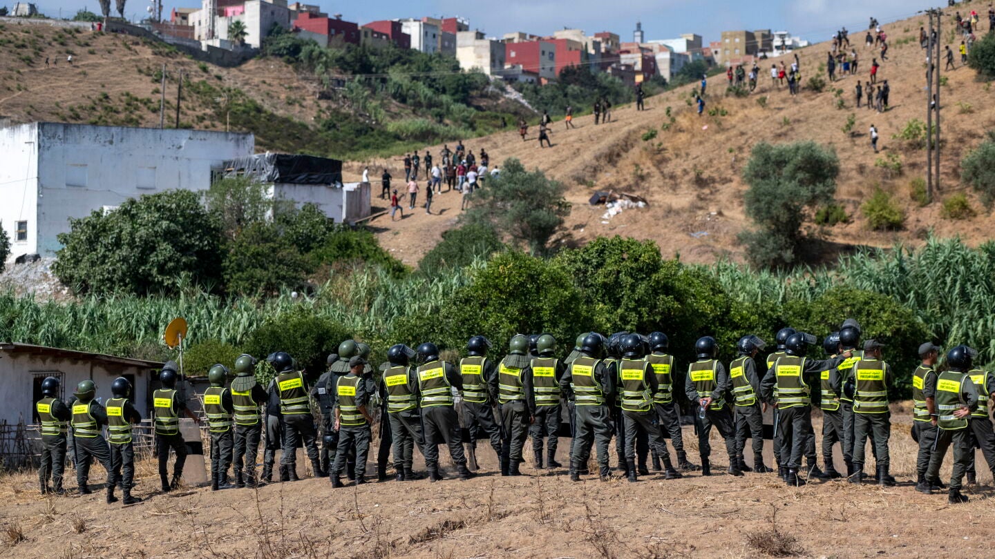 Fuerzas de seguridad marroqu&iacute;es vigilan mientras frustran los intentos de cientos de migrantes subsaharianos y sudaneses que se hab&iacute;an concentrado para entrar en la ciudad espa&ntilde;ola de Ceuta en Fnideq (Castillejos)