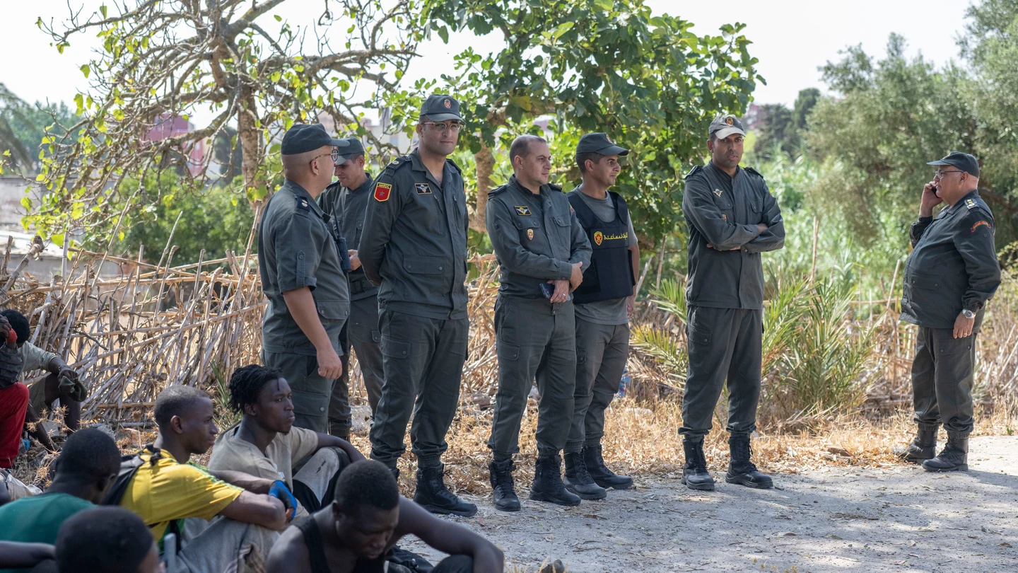 Fuerzas de seguridad marroquíes vigilan mientras frustran los intentos de cientos de migrantes subsaharianos y sudaneses que se habían concentrado para entrar en la ciudad española de Ceuta en Fnideq (Castillejos) Fuerzas de seguridad marroquíes vigilan mientras frustran los intentos de cientos de migrantes subsaharianos y sudaneses que se habían concentrado para entrar en la ciudad española de Ceuta en Fnideq (Castillejos)