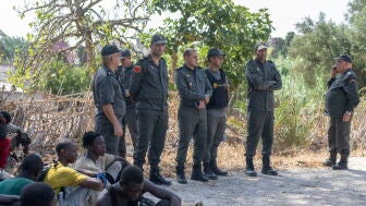 Fuerzas de seguridad marroqu&iacute;es vigilan mientras frustran los intentos de cientos de migrantes subsaharianos y sudaneses que se hab&iacute;an concentrado para entrar en la ciudad espa&ntilde;ola de Ceuta en Fnideq (Castillejos)