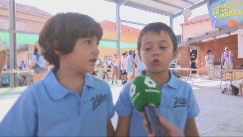 Ni&ntilde;os que han recuperado el juego de las chapas