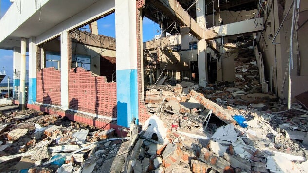 Al menos 38 muertos y miles de evacuados tras un terremoto de magnitud 7,7 en Indonesia