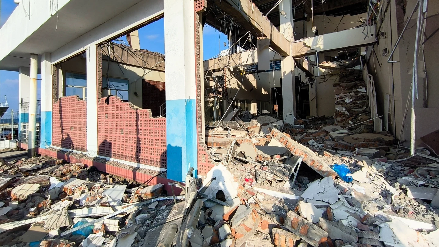 Al menos 38 muertos y miles de evacuados tras un terremoto de magnitud 7,7 en Indonesia Al menos 38 muertos y miles de evacuados tras un terremoto de magnitud 7,7 en Indonesia