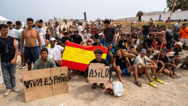 Migrantes reclaman asilo desde la playa del trampol&iacute;n de Ceuta