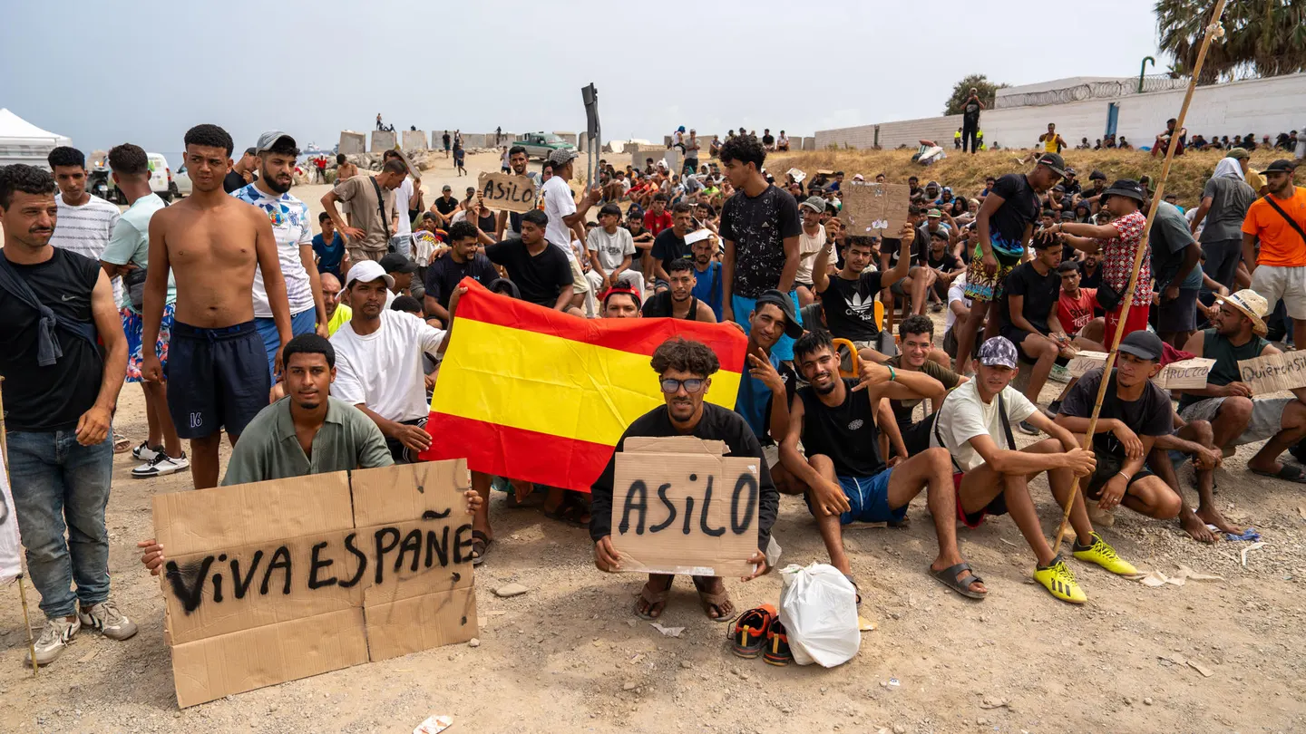 Migrantes reclaman asilo desde la playa del trampolín de Ceuta Migrantes reclaman asilo desde la playa del trampolín de Ceuta