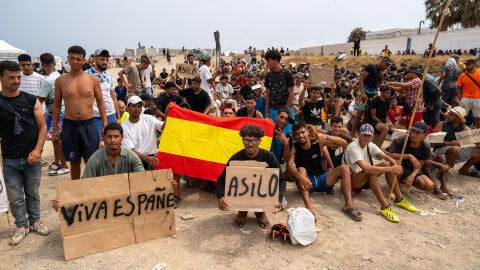 Migrantes reclaman asilo desde la playa del trampol&iacute;n de Ceuta