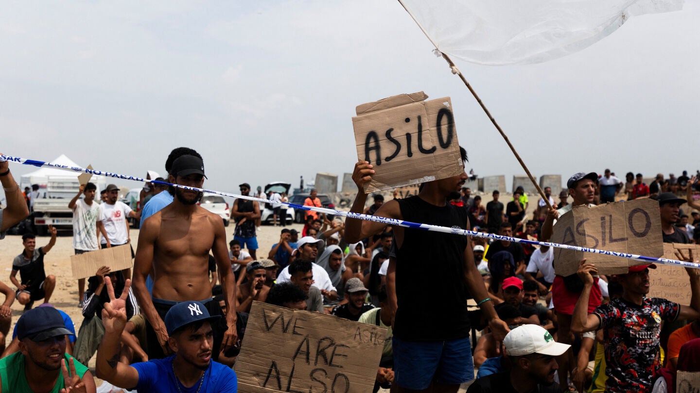 Manifestaci&oacute;n de migrantes en Ceuta pidiendo asilo