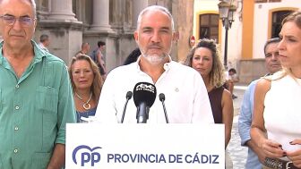 El vicesecretario de Coordinaci&oacute;n Auton&oacute;mica y Local y An&aacute;lisis electoral del PP, El&iacute;as Bendodo, atiende a los medios en Tarifa