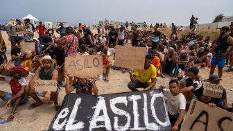 Un grupo de migrantes concentrados para solicitar asilo en la playa del trampol&iacute;n de Ceuta