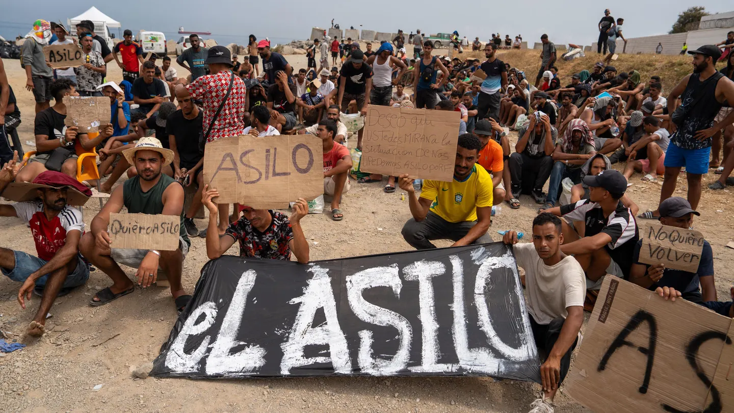 Ceuta sigue al límite más de 15 días después: sin soluciones políticas y con miles de migrantes que se niegan a volver a Marruecos Ceuta sigue al límite más de 15 días después: sin soluciones políticas y con miles de migrantes que se niegan a volver a Marruecos