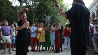 Acci&oacute;n perform&aacute;tica 'Saca Nocturna' para recordar algunos de los lugares vinculados a Federico Garc&iacute;a Lorca, cuando se cumple el 90 aniversario de su fusilamiento, en el Parque de El Retiro, en Madrid. 