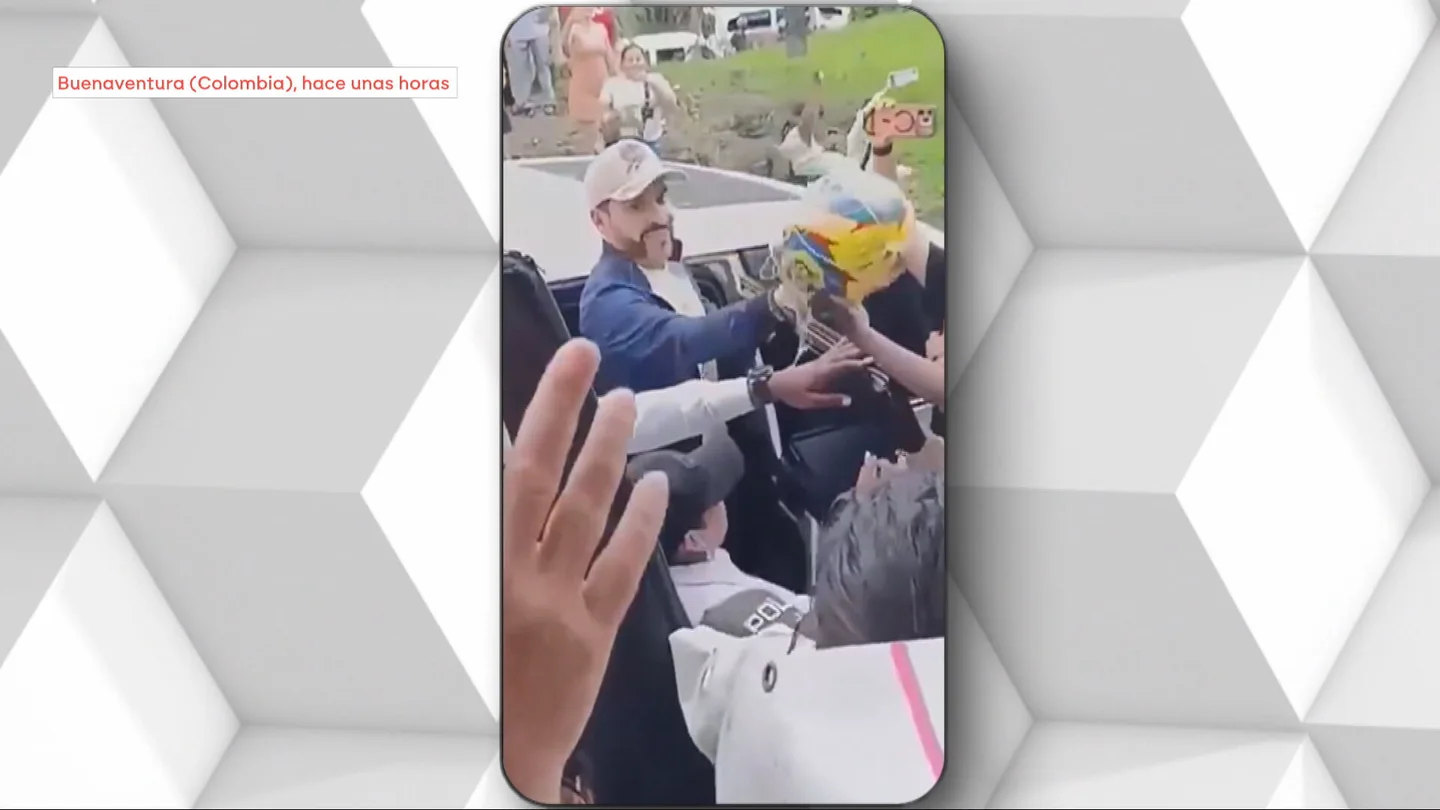 "¿Cómo es posible un 'hijoeputa' balón, mientras los niños mueren de hambre"?: los colombianos explotan contra De la Espriella tras el terremoto "¿Cómo es posible un 'hijoeputa' balón, mientras los niños mueren de hambre"?: los colombianos explotan contra De la Espriella tras el terremoto